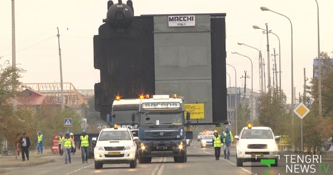 Груз размером с пятиэтажный дом перевозили по улицам Атырау