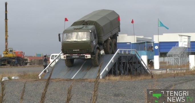 Солдаты-водители показали экстрим на КамАЗах  