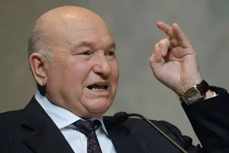 Лужков настоял на праздновании "Дня победы" с плакатами Сталина