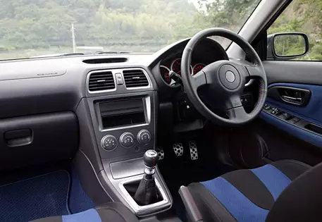 Казахстан разрешит ввоз праворульных авто без права эксплуатации