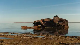 Старый корабль на дне обмелевшего Арала. Фото: ©️ Tengrinews.kz / Турар Казангапов