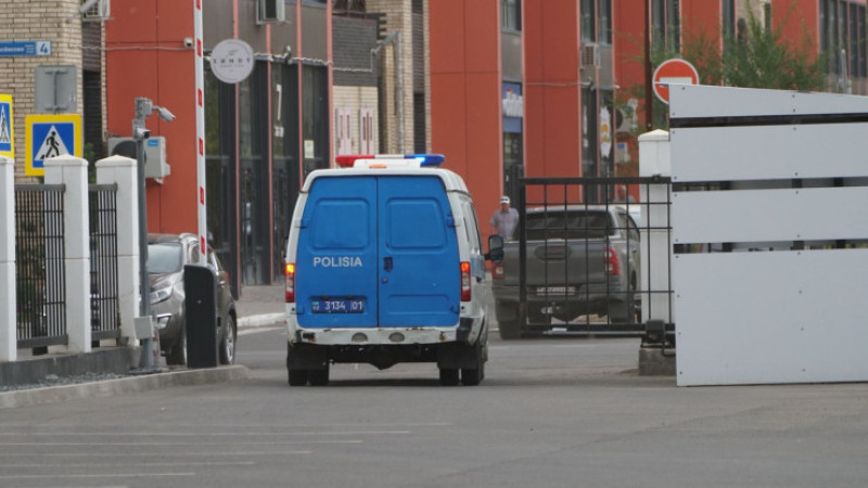 Автозак с Перизат Кайрат и её матерью выездает из столичного суда, после завершения процесса. Фото: Tengrinews.kz