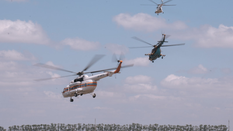 Вертолёты на облёте во время пожаров в Абайской области. Иллюстративное фото: Фото ©️ Tengrinews.kz / Турар Казангапов