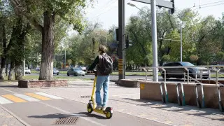 Самокаты не запретят: как предлагают регулировать хаос на тротуарах