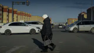 Женщина переходит дорогу в Актобе