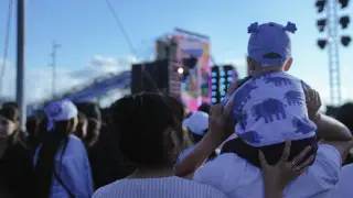 Люди на фестивале, ребёнок сидит на плечах у отца