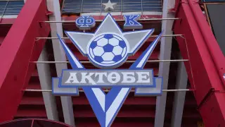 Эмблема ФК "Актобе" на входе на Центральный стадион Актобе