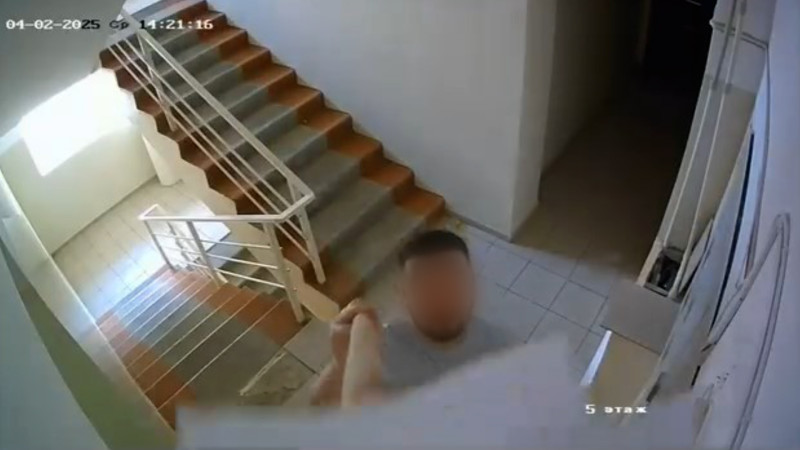 Житель техэтажа пытается испортить камеру видеонаблюдения. Кадр из видео / @osi_kudaiberdiyly_29_1