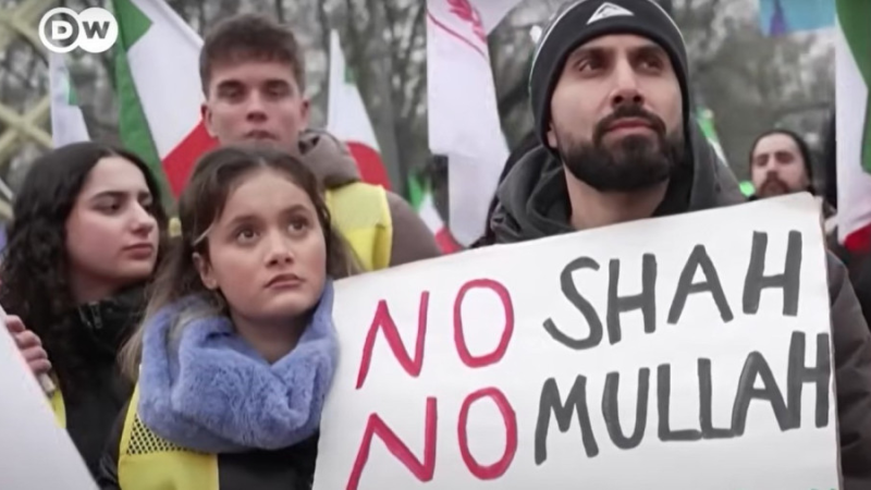 Скриншот сюжета DW об акции в поддержку Ирана, которая прошла в Берлине 8 февраля 2026 года