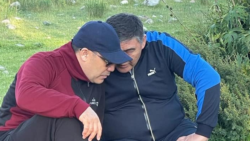 Садыр Жапаров (слева) и Камчыбек Ташиев (справа) на природе. Снимки размещены в Facebook в 2021 году  Откурбеком Рахмановым, приближённым Ташиева