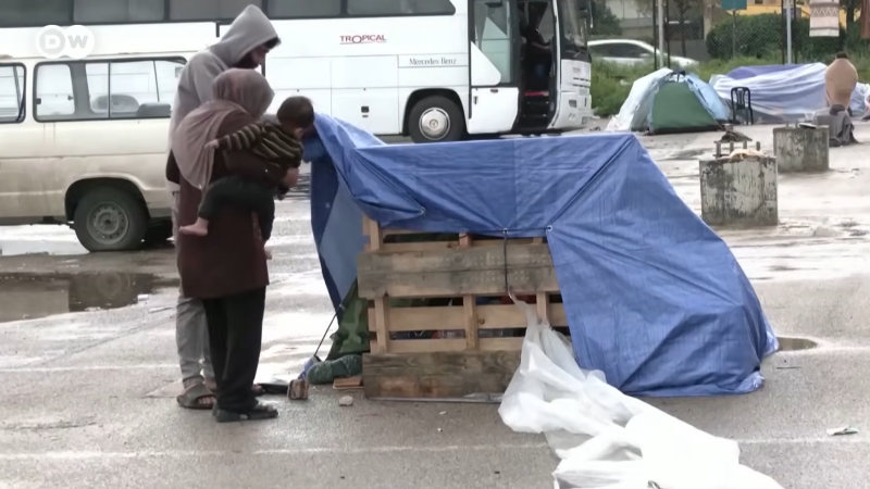 Ливанцы с юга страны живут в самодельных палатках во временных лагерях. Из-за войны число беженцев превысило миллион человек. Стоп-кадр из сюжета DW