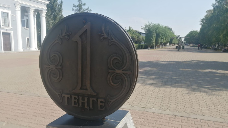 Скульптура "Тенге" в Уральске. Фото: © Tengrinews.kz