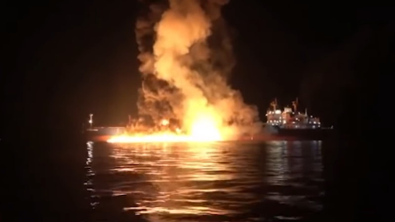 Иранские СМИ опубликовали кадры, которые обозначили как момент атаки на нефтяной танкер. Стоп-кадр из видео