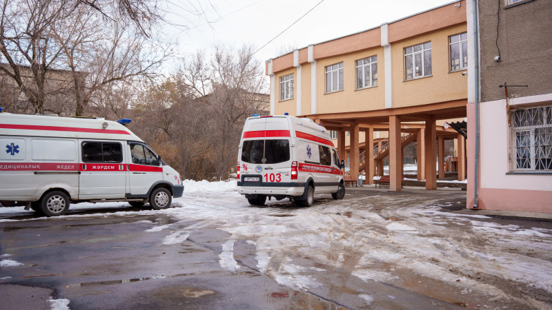 Скорая помощь возле Центра психического здоровья в Алматы. Фото © Tengrinews.kz / Болат Айтмолда