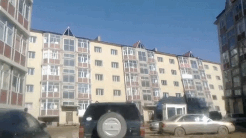 Упавший ЖК "Бесоба". Видео: YouTube / @zhandossalykov9920