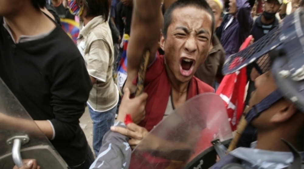 Police stop a Tibetan monk at Baudha Stupa from protesting against Chinese occupation of Tibet in Kathmandu. ©Reuters 