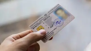 Қыздар догги стильде трахает және олардың арқасына спермы