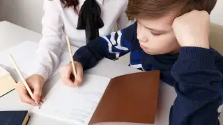 Бала үй тапсырмасын орындағысы келмесе: психолог пен мұғалім кеңесі