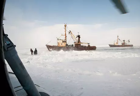 600 моряков застряли во льдах Охотского моря