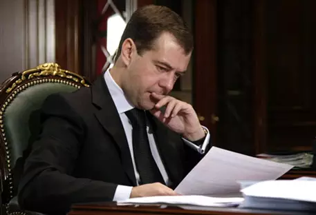 Медведев утвердил список бесплатных телеканалов
