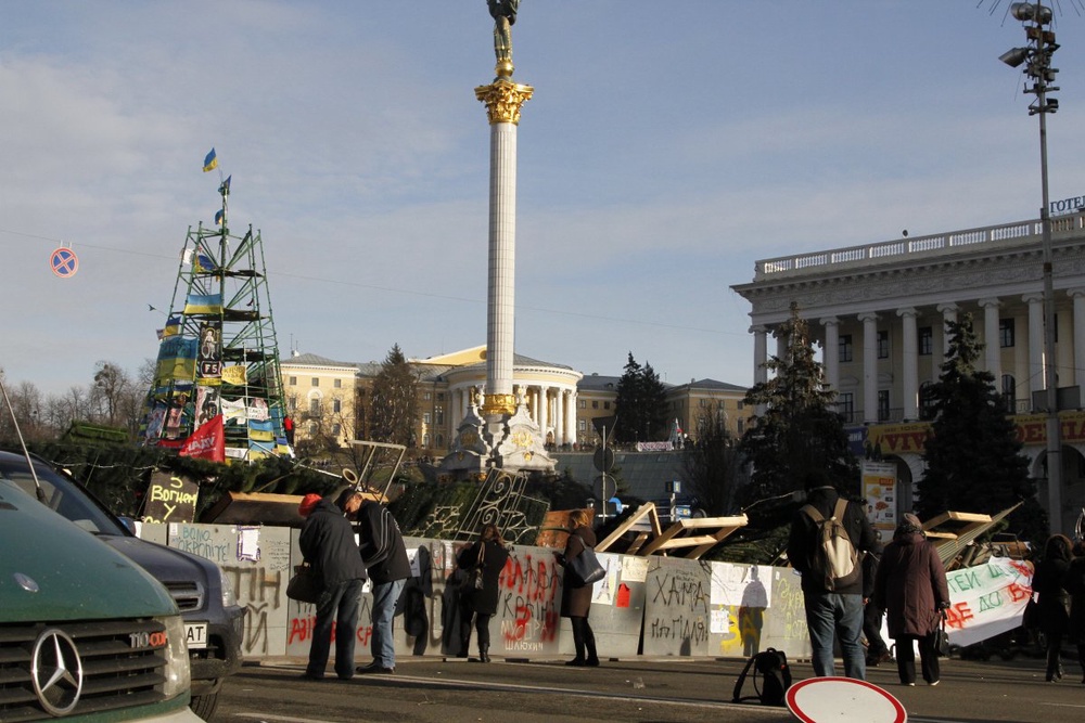 За баррикадами из досок и ДСП начинается маленький город - "Евромайдан".
©Владимир Прокопенко
