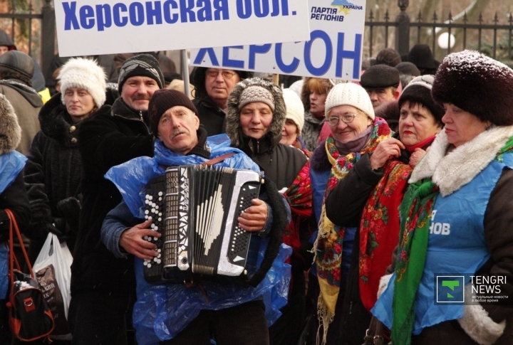 За кордоном милиции люди пели песни и выступали со сцены в поддержку политики президента Виктора Януковича.
©Владимир Прокопенко
