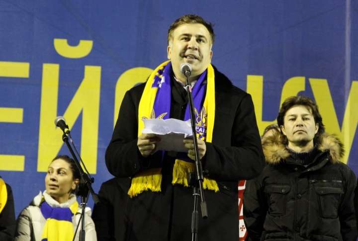Экс-президент Грузии Михаил Саакашвили прибыл на Украину поддержать митингующих на Майдане. Он посоветовал участникам акций протеста быть стойкими и верить в то, что они стоят не за политиков, а за свою страну, за лучшую жизнь для себя и своих детей.
©Владимир Прокопенко