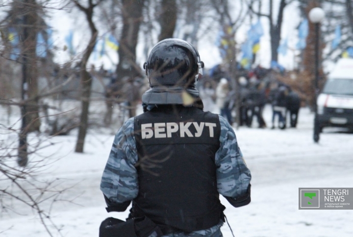 К площади стали прибывать сотрудники спецподразделения "Беркут".
©Владимир Прокопенко