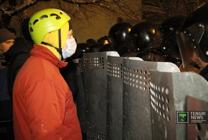 Лицом к лицо митингующие и милиционеры простояли всю ночь. ©Владимир Прокопенко