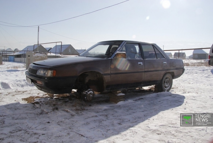 Несколько лет назад Фарид купил автомобиль, старенький Mitsubishi Galant. Однако у автомобиля сломался двигатель, а денег на ремонт не оказалось. Фото Дмитрий Хегай©