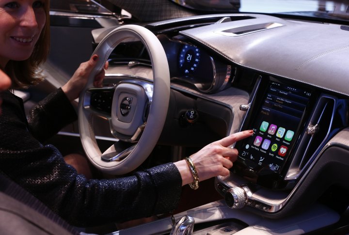 Дисплей в салоне Volvo. ©REUTERS