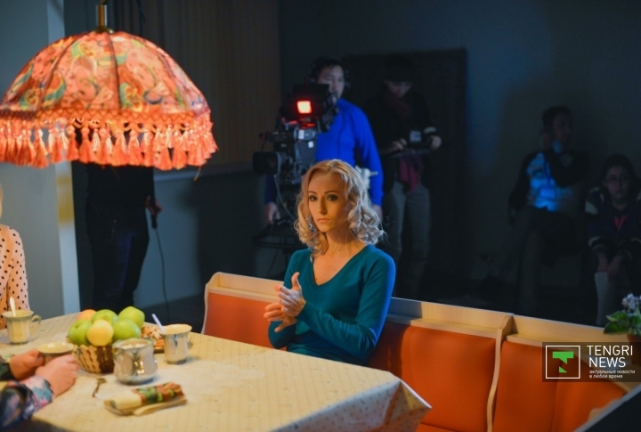 Режиссер говорит, что, как и в сериале "Перекресток", сюжет разворачивается вокруг взаимоотношений нескольких семей. Кроме того, главной героиней несомненно станет сама Астана. "Для астанинской бригады это новый опыт, поэтому прибыл алматинский десант, у которого есть опыт в съемках сериалов, обучать. Впервые речь пойдет об Астане изнутри, не в формате заседаний. Простые жители и их истории", - рассказывает режиссер. По словам режиссера, всего задействовано 24 актера.