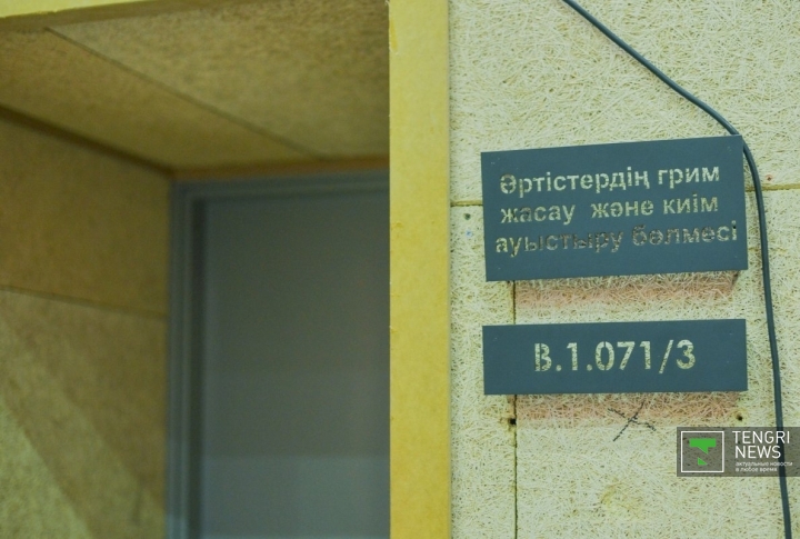 В некоторые святая святых журналистов не допускают, в том числе и гримерные, а также костюмерные. По словам сотрудников, в каждой сфере свои небольшие "секреты".
