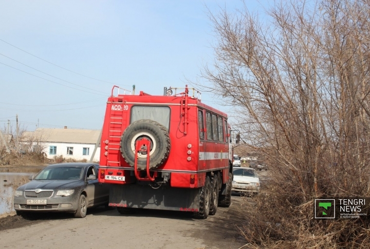 Мобильная группа МЧС в поселке Кокпекты совершает объезд пострадавших от паводка территорий.