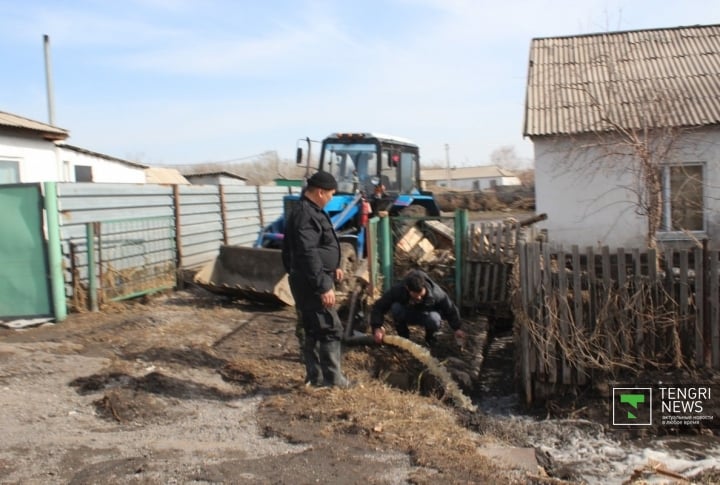 Коммунальные службы откачивают воду из затопленных домов.