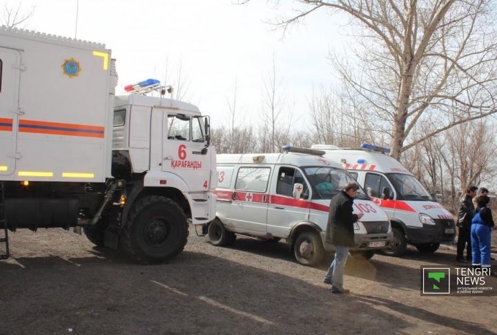 Автомобили скорой помощи и медицины катастроф в полной боевой готовности. Врачи готовы оказать любую помощь.