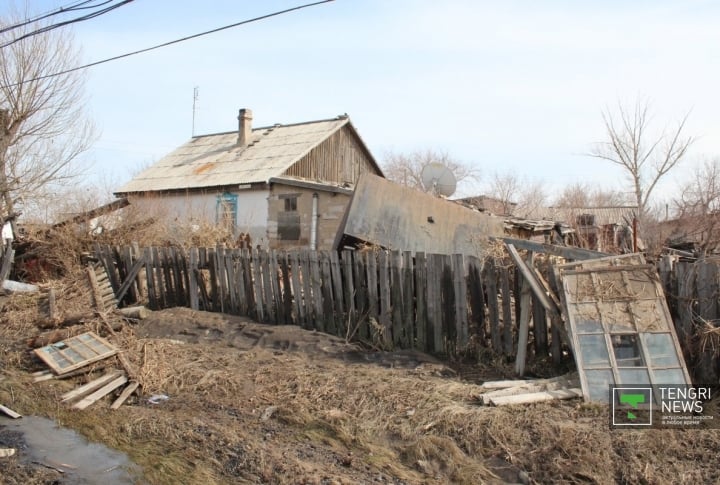 Остатки хозяйственных построек, летних кухонь и веранд вынесло водой за пределы домовладений.