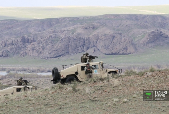 Технику охраняют армейские вездеходы HMMWV с турелью.