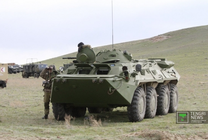 Военные наблюдают за работой десантников.