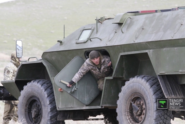 Ближе к вечеру военные начинают загружаться в машины.