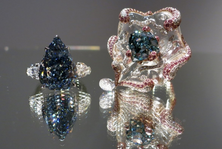 Голубой алмаз и алмаз Ocean Dream представлены аукционным домом Christie's в Нью-Йорке, 11 апреля 2014 года. Голубой алмаз предварительно оценивается от 21,0 до 25 миллионов долларов США и является основным моментом предстоящей продажи Magnifient Jewels в Женеве. Алмаз Ocean Dream, весом 5,50 карата, изумительный сине-зеленый бриллиант, оценивается от
7,5 до 9,5 миллиона долларов США. ©REUTERS