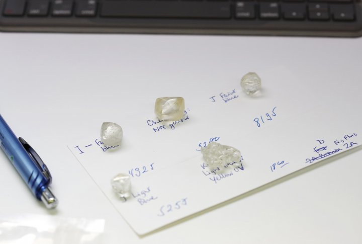 Отсортированные алмазы для Leo Schachter Diamond Group в офисе De Beers в Лондоне. ©REUTERS