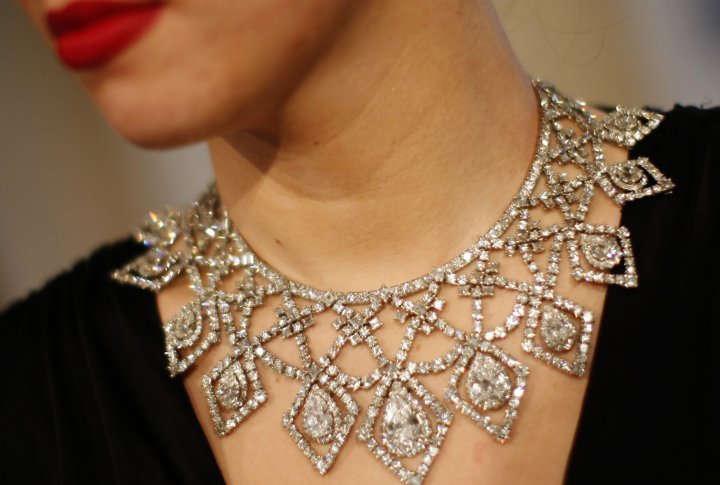 Модель представляет бриллиантовое колье Cartier, оцениваемое в 412 777 - 515 923 доллара США, которое являлся частью коллекции, принадлежащей Энн Mоэн Буллит. ©REUTERS