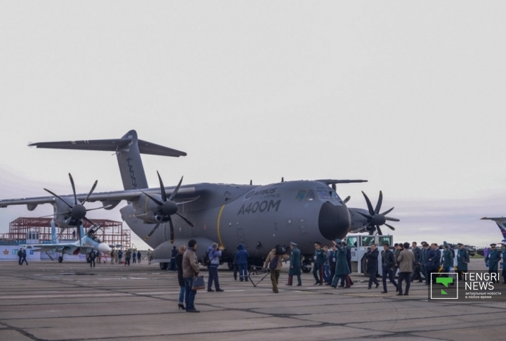 Самый большой военно-транспортный самолет, представленный на выставке Airbus, A400M. Пустой самолет весит 70 тонн, длина его 45 метров. Он может перевозить до 41 тонны топлива, 120 десантников или 66 носилок с сопровождающими лицами.