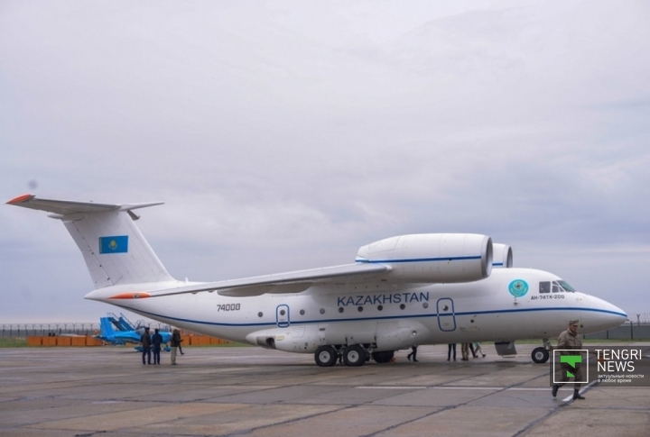 Самолет Ан-74ТК-200. Внутренние войска МВД Казахстана уже пользуются таким судном.