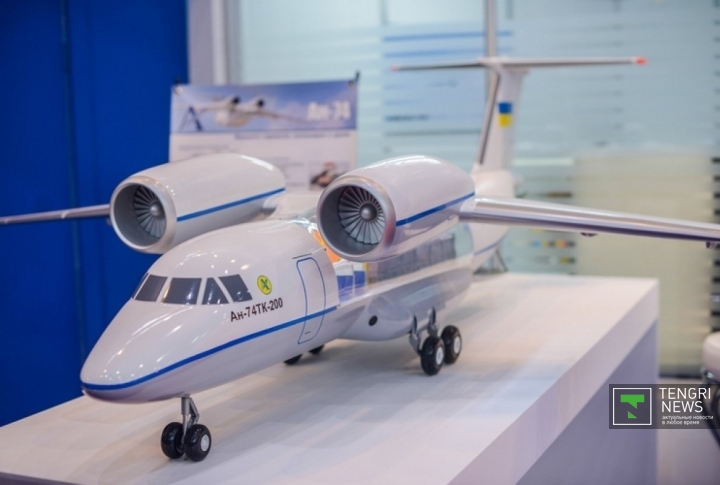 Макет самолета Ан-74ТК-200. Он предназначен для комфортной перевозки 52 человек или 10 тонн груза.