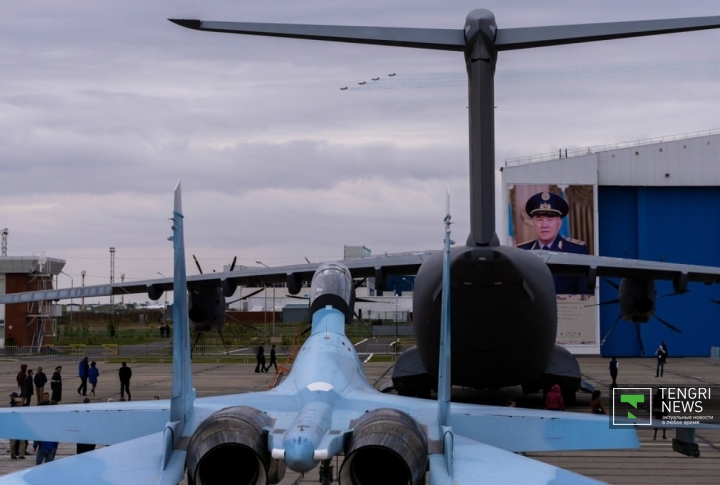 Самолет Су-30 ВВС России. Это многоцелевой истребитель 4-го поколения. Первый серийный самолёт в мире, обладающий сверхманевренностью.