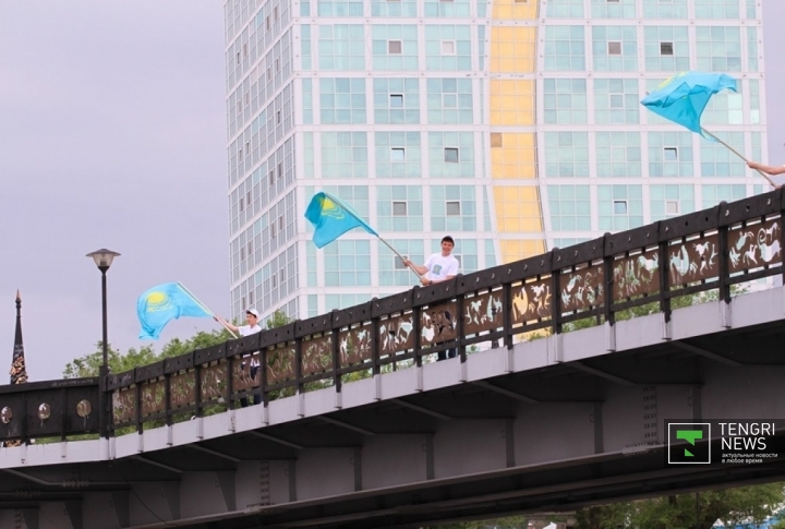 На мосту нас сопровождали флагами РК.