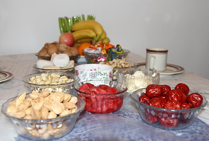 Зайдя в их дом, сразу можно прочувствовать казахский дух - на дастархане всегда есть привычные продукты - орехи, курт, молочные продукты и мясо они привозят из Синьцзяна, где проживают родственники. ©Роза Есенкулова