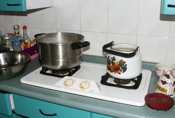 В семье Айдына и Гульзат чтят и казахские, и уйгурские традиции. К нашему приходу Гульзат приготовила бешбармак и заварила эткен-чай (классический уйгурский чай с молоком и солью). ©Роза Есенкулова